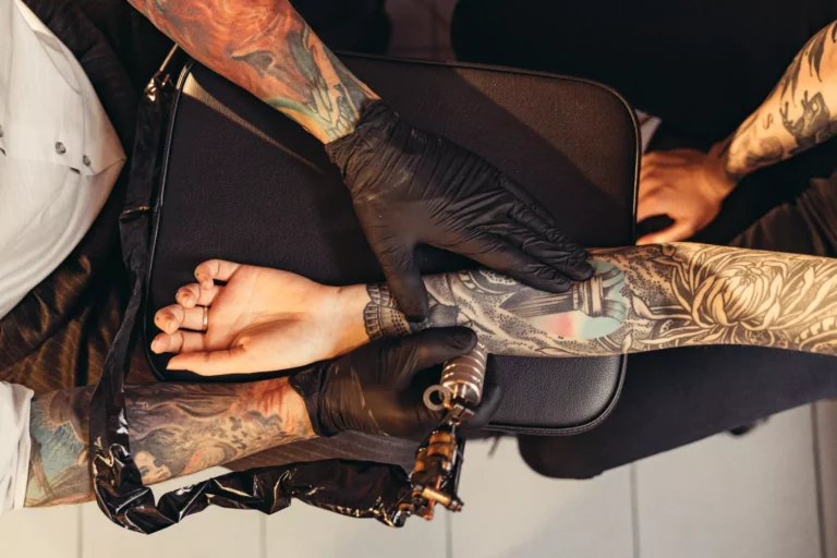 Huile de coco pour tatouage : en faire le meilleur usage